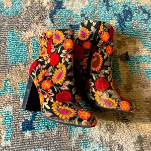 Trendy flower heels